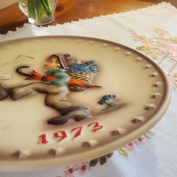 W.Goebel-Porzellan Fabrik , hand painted , M.J Hummel 3th Annual Plate 1973 - Picture 5 of 12